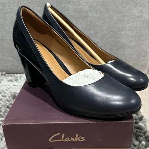 Clarks Basil Auburn Navy Comb Cuir Marine Comb Women side 9 heel shoes.